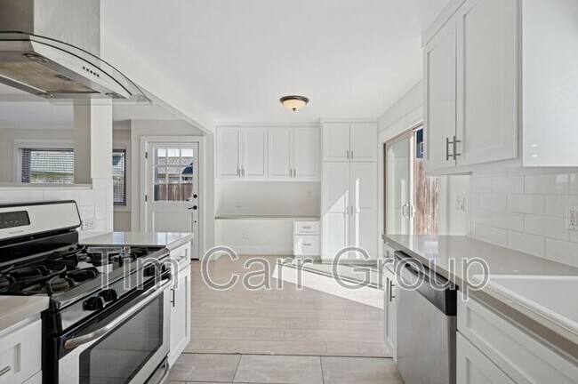 Building Photo - 2048 Garden Ln