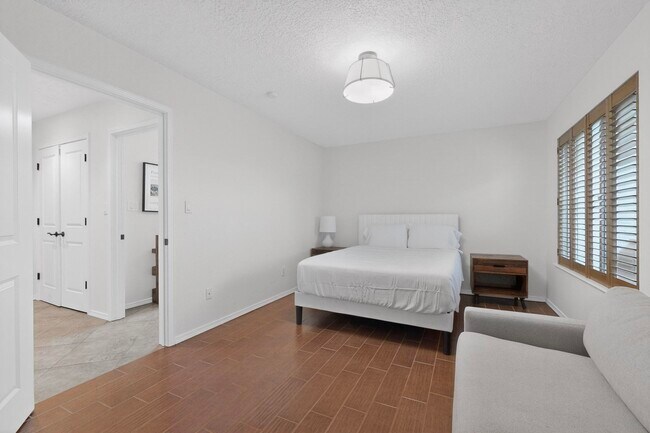 Building Photo - 9735 Village Green Dr NE