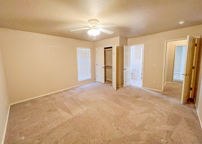Building Photo - $1000 OFF FIRST MONTHS RENT | Wonderful layout in Fenwick Garden Village!
