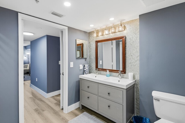 Building Photo - 520 SE 5 Ave