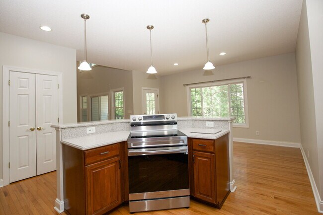 Building Photo - "Spacious 3-Bedroom Retreat with 3200 Sq Ft of Comfort in Seven Lakes!"