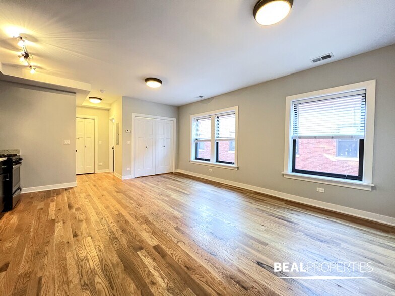 Primary Photo - 2203 W Eastwood Ave