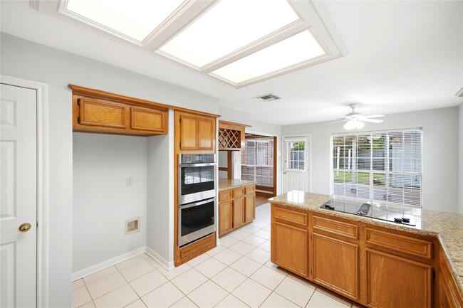 Building Photo - 15911 Moonrock Dr