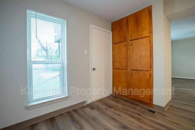 Building Photo - 526 S 39th W Ave
