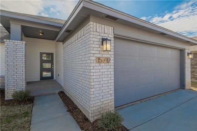 Building Photo - Three bed home in Deer Creek schools