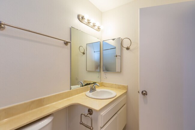 Building Photo - *** MUST SEE 2/2.5 TOWNHOME WITH TWO CAR G...