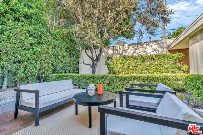 Building Photo - 802 N Crescent Dr