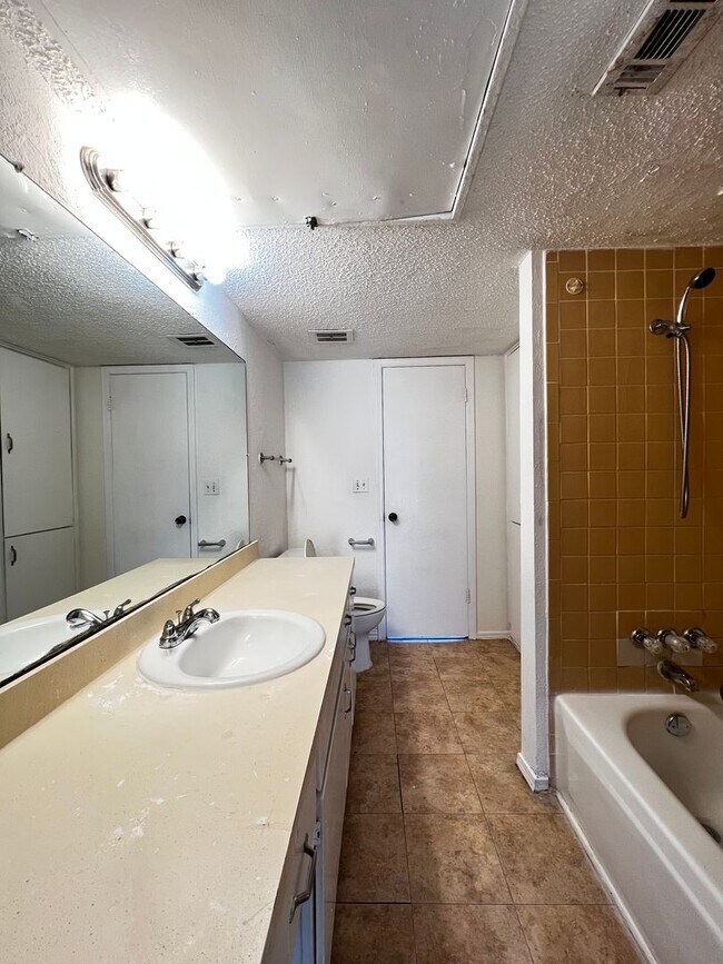 Building Photo - Location! Location! Location! Lovely 2-Sto...