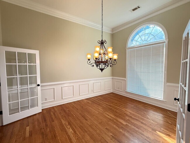 Building Photo - This beautiful brick home is located in Vi...
