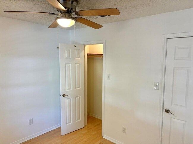 Building Photo - 1123 Christie Dr