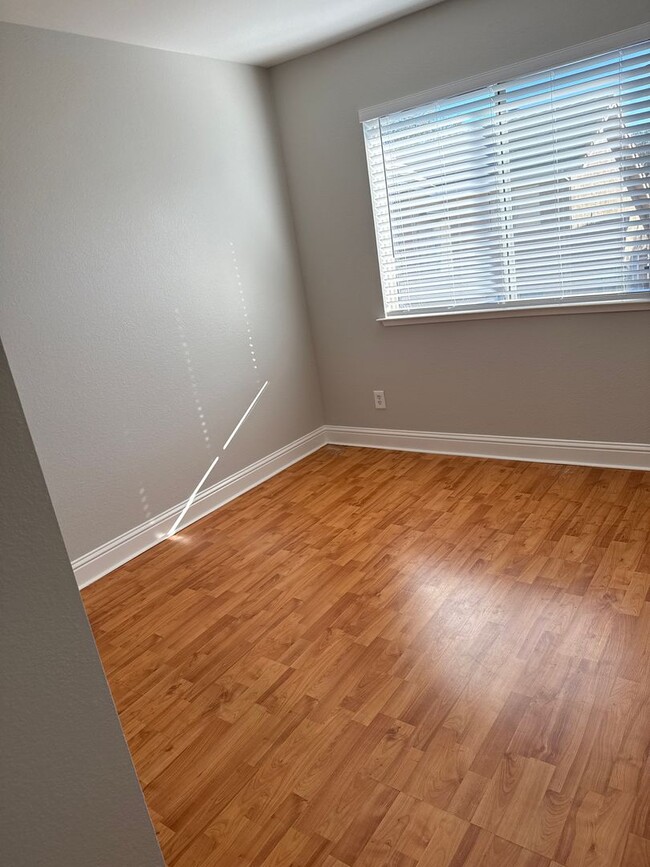 Building Photo - Great location