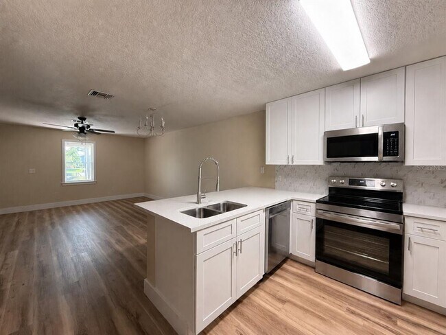 Building Photo - 12718 Somerset Oaks St