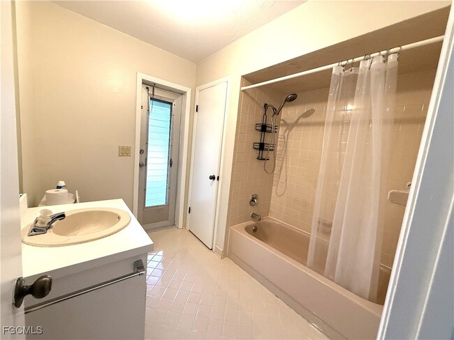 Building Photo - 1423 SE 18th Terrace