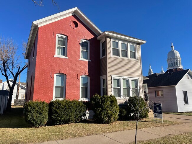 Building Photo - 556 E 5th St