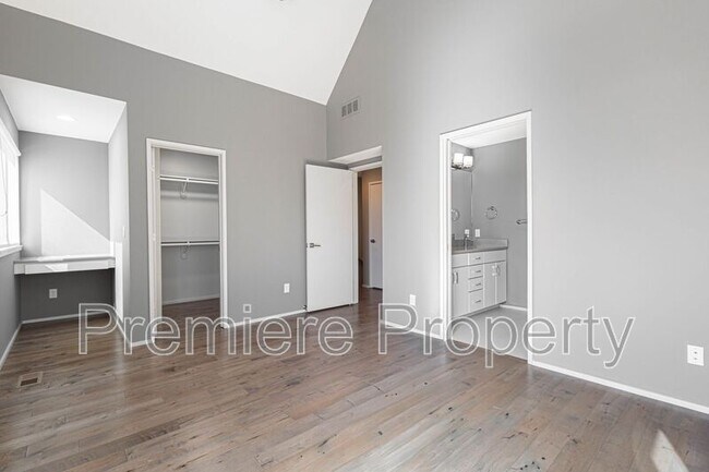 Building Photo - 2729 Charlotte St