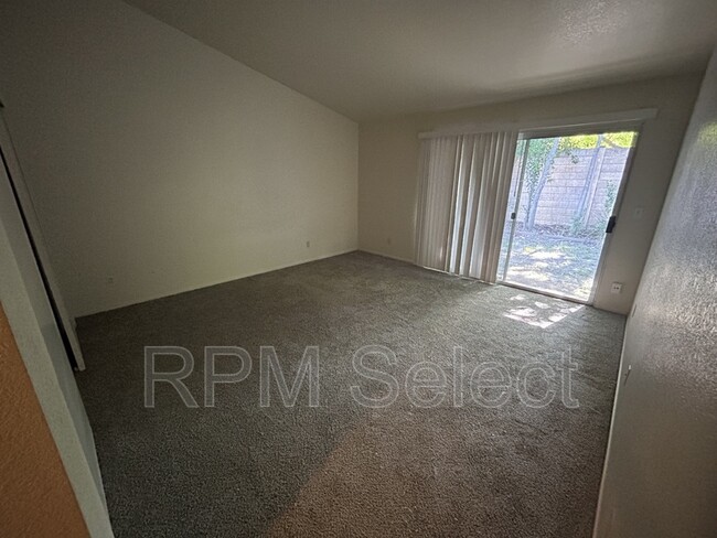 Building Photo - 652 Catalina Ct