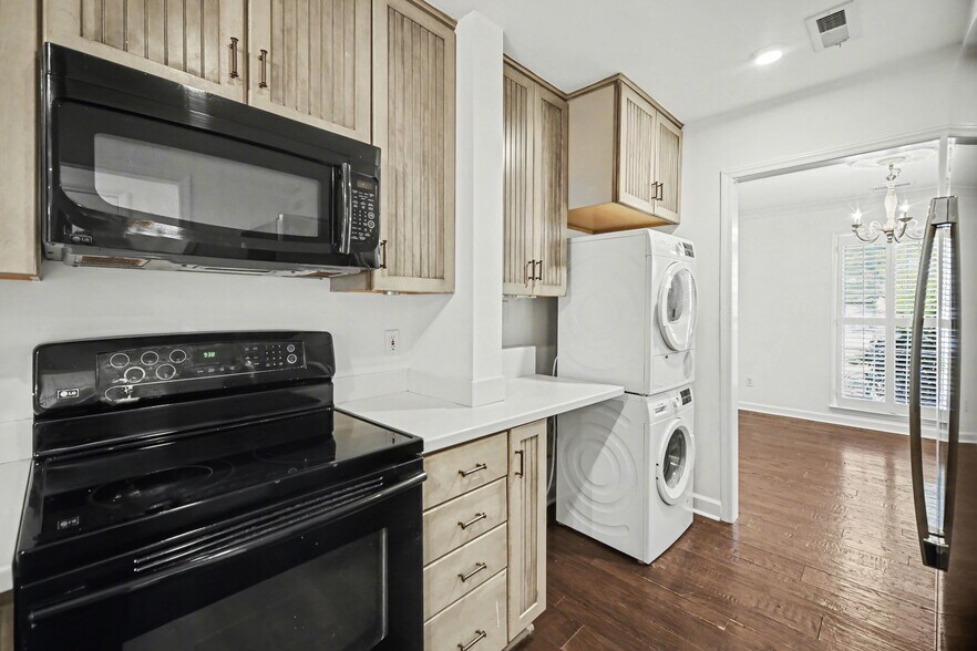 Building Photo - 520 N Poplar St