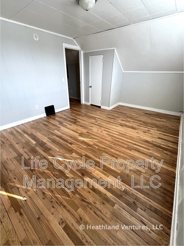 Building Photo - 549 32nd St SE