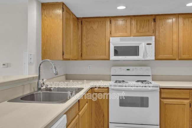 Building Photo - 490 E 700 S