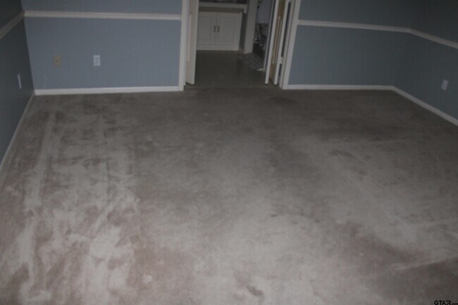 Building Photo - 713 Meadow Creek Dr
