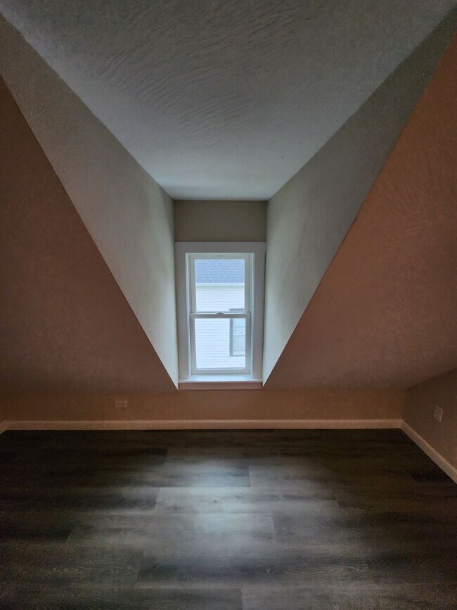 Building Photo - Spacious 3-Bedroom, 1-Bathroom Home AVAILABLE NOW!!