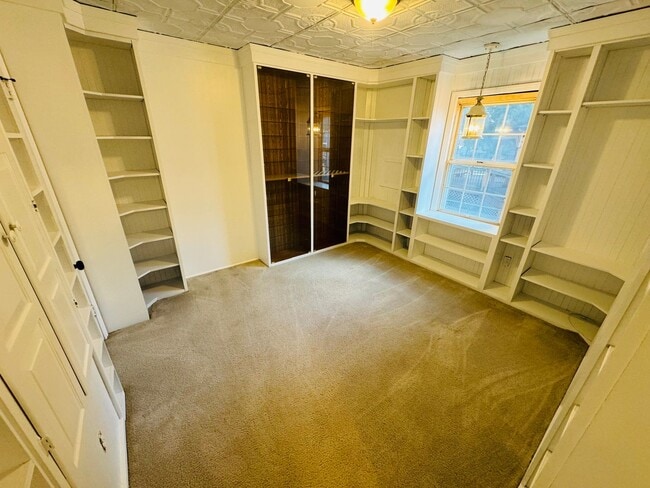 Building Photo - Stunning 8 bedroom House In Fantastic Neig...