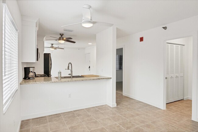 Building Photo - 2124 N Tamiami Trl