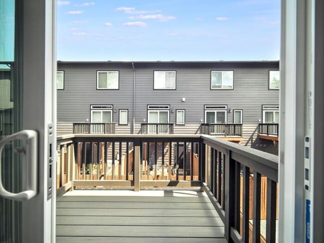 Building Photo - Charming 3-Bedroom Townhome with Modern Am...