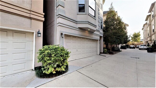 Building Photo - 607 Oakley St
