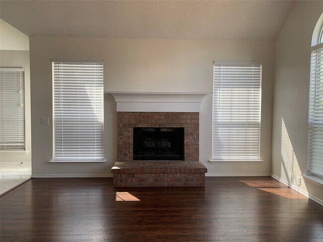 Building Photo - 4725 Park Bend Dr