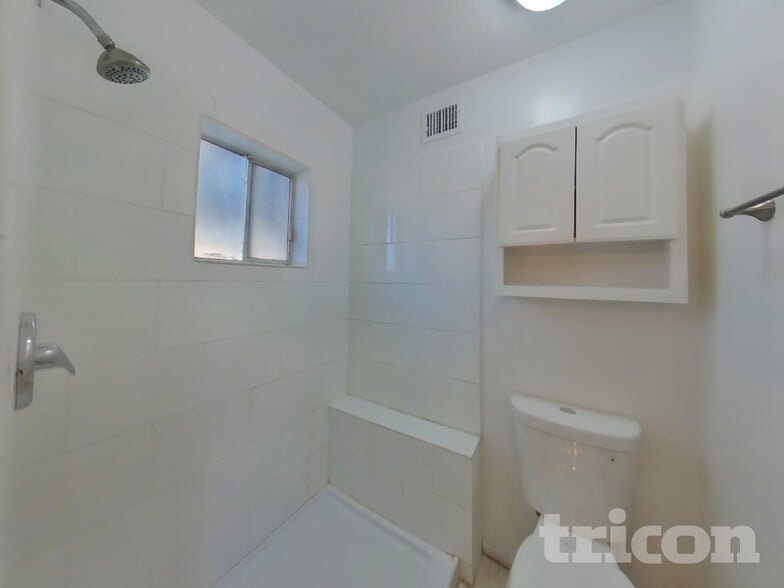 Building Photo - 823 W Juanita Cir