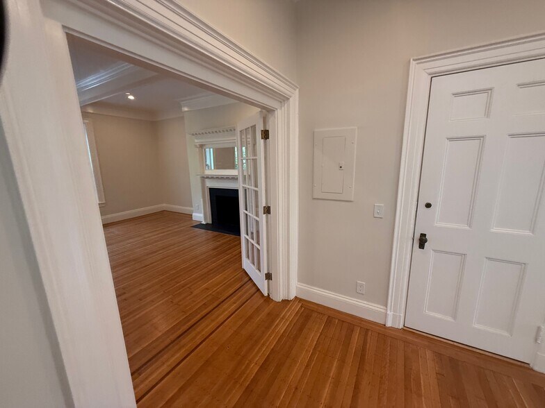 Building Photo - 1726 Beacon St