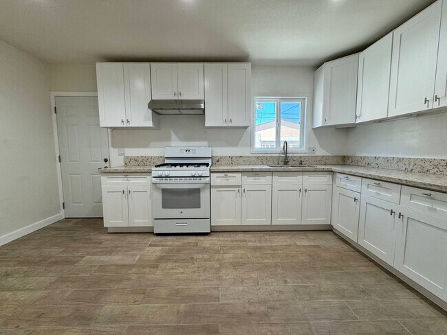 Building Photo - Nicely Updated Home with Enclosed Front Yard