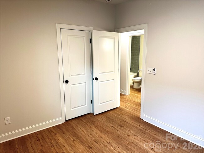 Building Photo - 521 N Linwood Ave