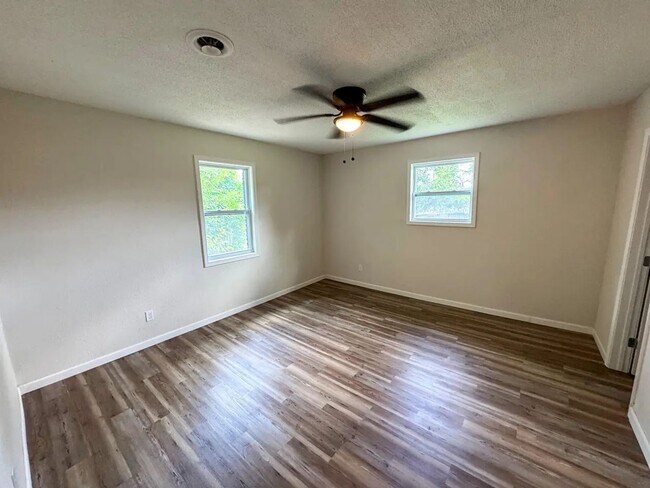 Building Photo - 3 Bed 2 Bath 2 Car Garage in Strafford MO