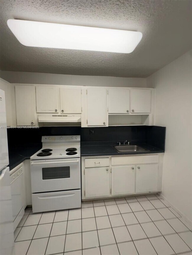 Building Photo - 1595 NE 135th St