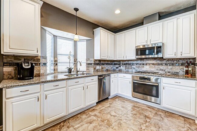 Building Photo - 2208 Breezeway Bend Dr