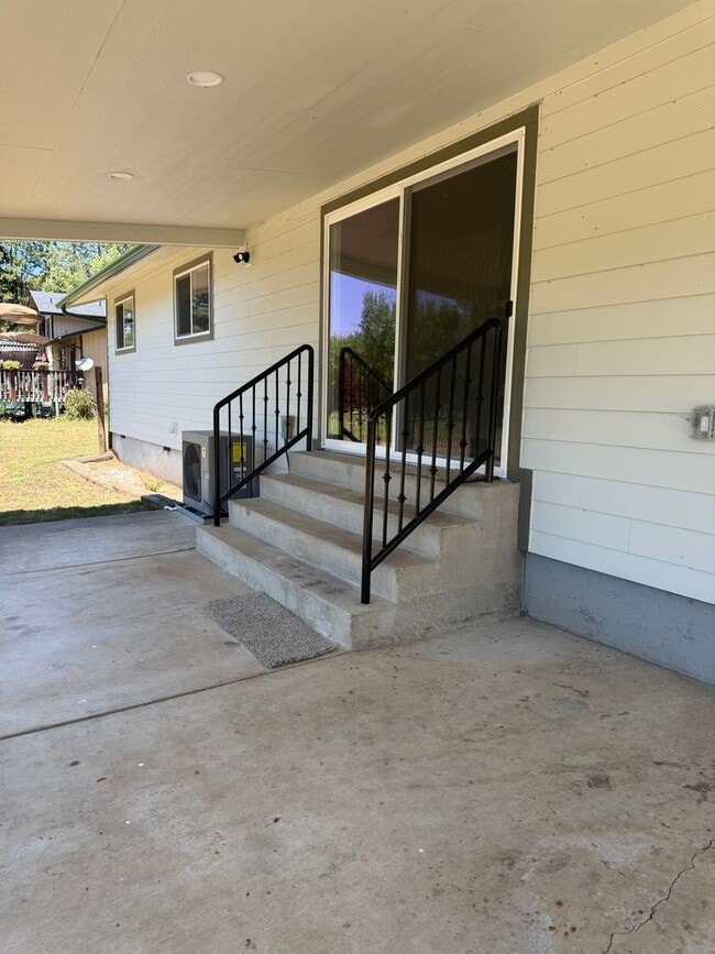 Building Photo - Newly Renovated Riverfront 3BR House - Available Now