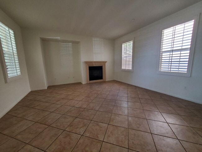 Building Photo - Spacious 4 Bedroom 3 Bath Two Story Riverp...