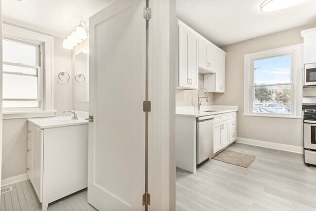 Building Photo - 910 Lake St