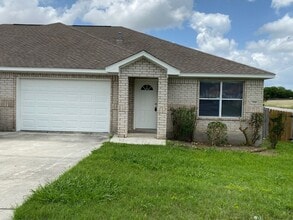 Building Photo - New Braunfels 3 Bedroom Single Story Duplex Available NOW!
