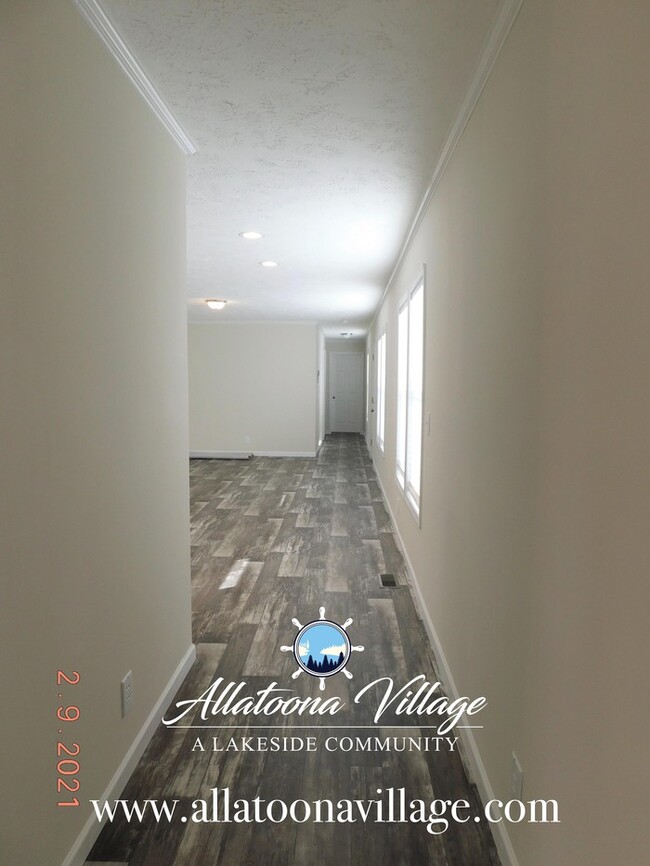Building Photo - Lake Allatoona Living and 1 mile from Down...