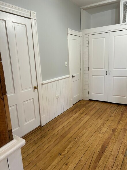 Building Photo - 1103 Oakwood Ave