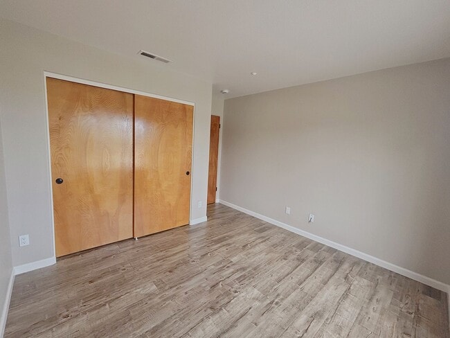 Building Photo - Lovely Updated Condo