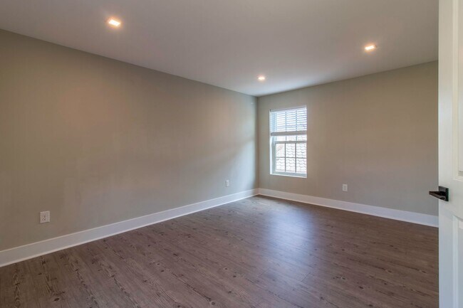 Building Photo - Downtown Milford Year Round Rental - Unfur...