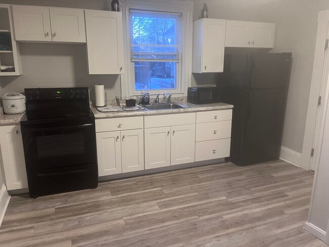 Building Photo - 147 Grove St