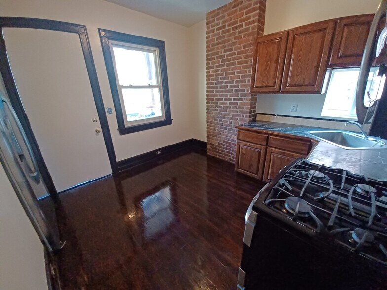 Building Photo - 266 Bond St