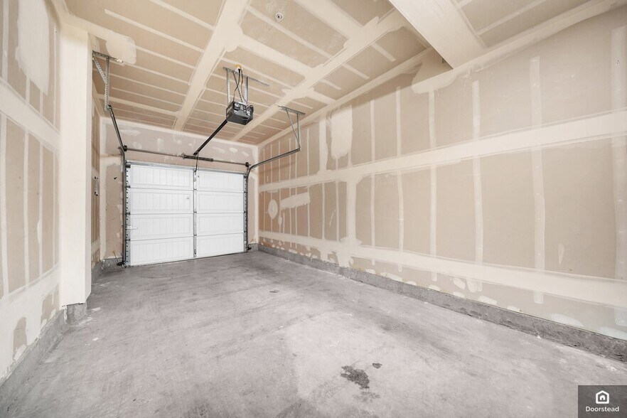 Building Photo - 584 De Guigne Dr
