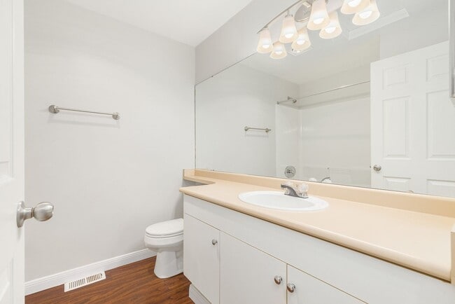 Building Photo - 2 Bedroom 2 Bath Townhouse 2 Car Garage S ...