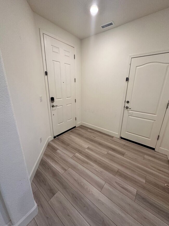 Building Photo - 4 Bedroom Beautiful Home